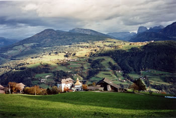 Eisacktal, im Mittelgrund Albions und Lajen