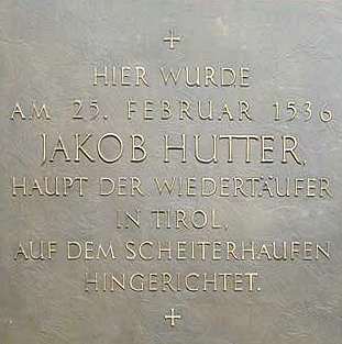 Gedenktafel Hinrichtung Huter – Goldenes-Dachl-Gebäude Innsbruck (Foto A. Prock)