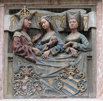 Goldenes Dachl in Innsbruck – Relief Maximilian und zwei Frauen (Foto A. Prock)