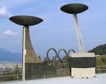 Flammenschalen auf dem Bergisel bei den Olympischen Spielen 1964 und 1976 (Foto A. Prock)