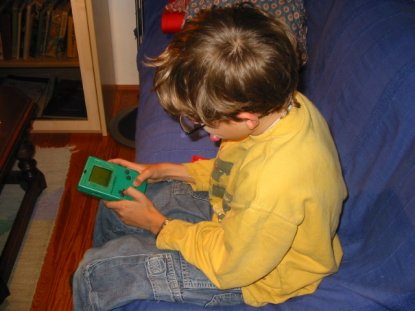 Bub spielt mit Game - Boy