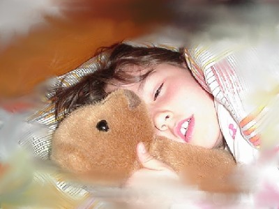 Mädchen im Bett mit ihrem Teddy