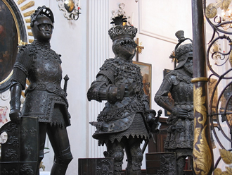 Bronzefiguren in der Hofkirche Innsbruck (Foto A. Prock)