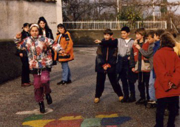 Mädchen im Schulhof,beim Tempelhüpfen