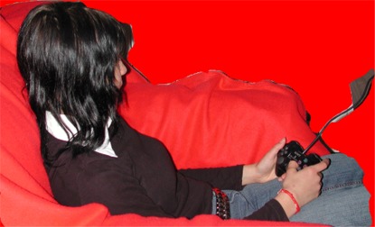 Mädchen spielt mit Play - Station