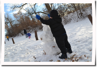 kind baut schneemann