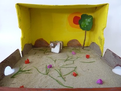 Mein Objekt ist eine Wste bei Tag. Diese habe ich mit einem Baum, Blumen und einem Kamel ausgerstet. Der Baum ist bei einem Faden angebunden und schwebt in der Luft. Der Baumstamm besteht aus einem dicken braunen Faden, die Bltter sind aus Stoff.