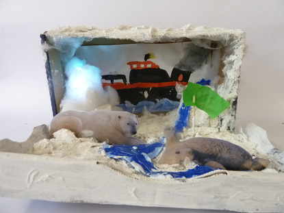 Wir haben die Arktis dargestellt. Wir hhlten ein Stck Styropor aus, fixierten darin eine LEDlampe und klebten grne Folie darber, sodass wir die Polarlichter darstellen konnten.