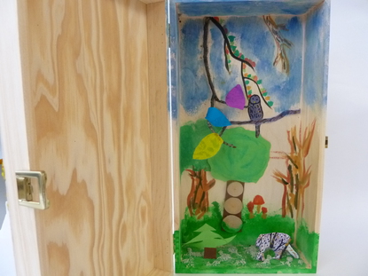 Ich habe eine Holzschachtel verwendet, weil Holz gut zum Thema Wald passt. Bume aus Karton und echtem Holz, sowie ste, Bltter und ausgeschnittene Tiere schmcken den Innenraum. Der Hintergrund ist blau und grn.