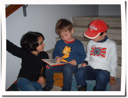 Elias (6) liest Alend (11) aus dem Irak und Alex (5) aus dem Kindergarten vor