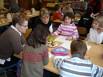 Eltern und Kinder arbeiten zusammen.