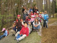 Kinder sitzen auf einem Stein