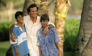 uploads/5018/enrique_con_padre_y_hermano.jpg