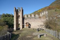 uploads/6295/1200px-burgruine_aichach_in_sankt_oswald_kastelruth.jpg