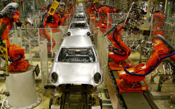 https://mediapool.bmwgroup.com/cache/P9/201307/P90126956/P90126956-bmw-plant-spartanburg-production-assembly-ergonomic-human-robot-teamwork-07-2013-600px.jpg