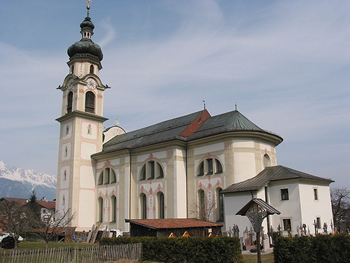 Pfarrkirche G&ouml;tzens &ndash; au&szlig;en &ndash; Franz Singer (Foto A. Prock)
