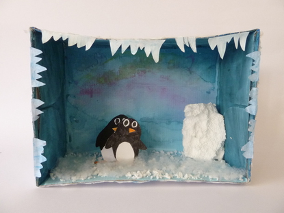 Mein Objekt stellt die Antarktis dar. Innen habe ich sie blau angemalt und an der Seite aus Styropor einen Eisberg geformt, ebenso den Schnee am Boden. Der Mittelpunkt sind zwei Pinguine. Hinten sieht man Polarlichter. An den Seiten h�ngen Eiszapfen.