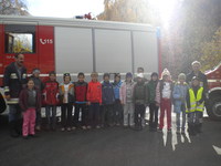 Einige Sch�ler nach der Fahrt mit einem Feuerwehrauto